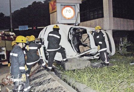 刘子千驾驶的Alfa Romeo 159型号跑车连翻带滚铲上草坪翻侧停下，损毁相当严重，整幅挡风玻璃碎裂飞脱。