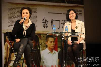 蒋雯丽（左）用蚌埠方言与观众交流