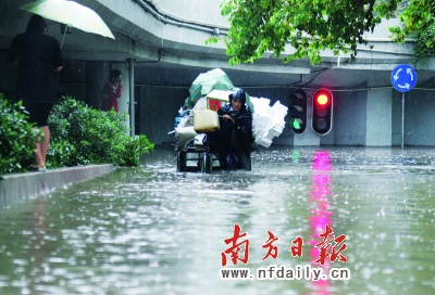 广州市长现场检查水浸街 水浸点将跟踪治理