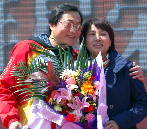 图文冬奥健儿与市民亲密接触姚滨和妻子