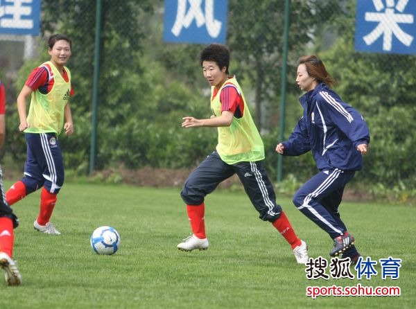 图文女足热身赛赛前训练毕妍带球