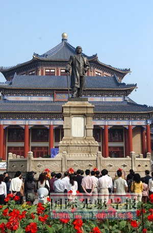 观众在瞻仰广州中山纪念堂的孙中山铜像