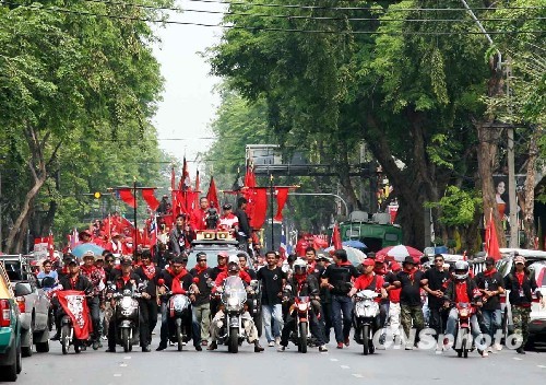 红衫军给曼谷华人带烦恼 不敢穿红衣服上街