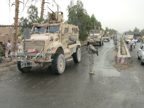 组图:阿富汗坎大哈路边炸弹袭击致2死1伤