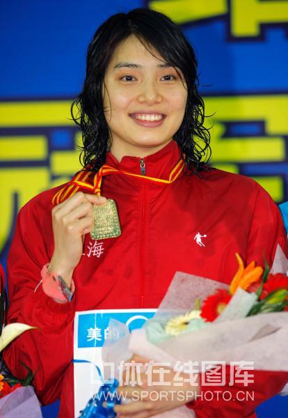 图文:游泳冠军赛第5日 女200蛙季丽萍展示金牌