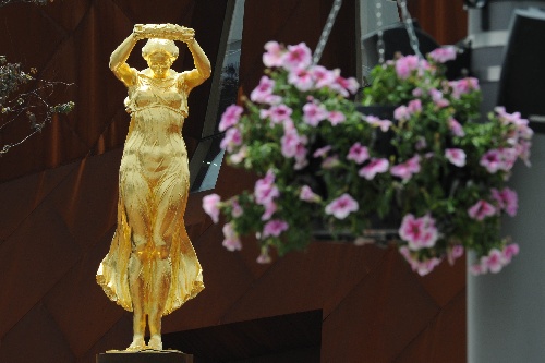 组图:卢森堡国宝"金色少女像"