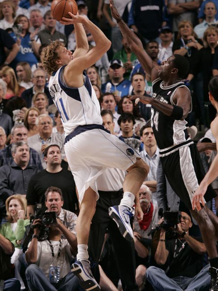 图文:[nba]马刺负小牛 诺维茨基后仰跳投