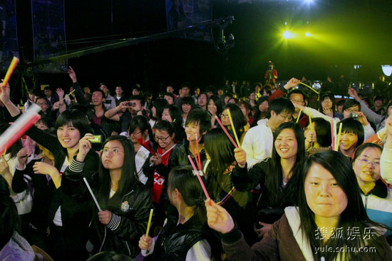 图： 第14届青歌赛 阿佳组合带动现场观众合唱
