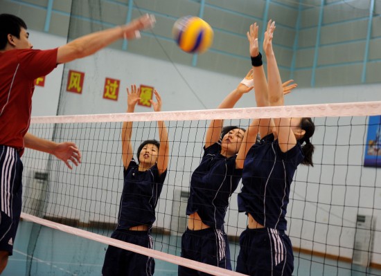 图文：中国女排五一不休息 队员进行拦网训练