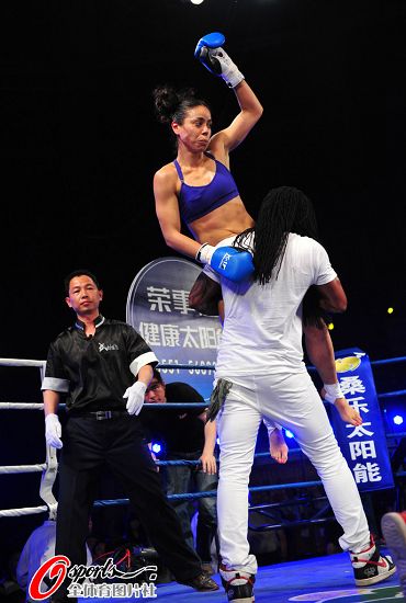 2010年河南武林风国际擂台争霸赛,中国3:4不敌美国,中国女拳手遭ko被