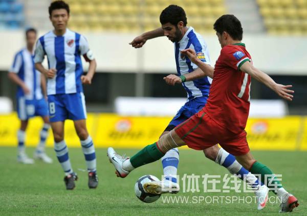 图文:[中超]深圳1-1河南 何滨防守