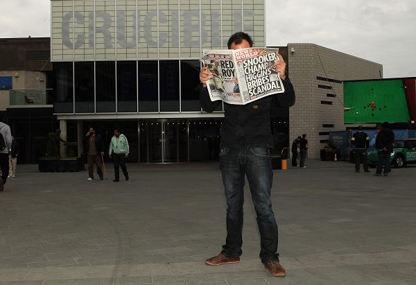 图文:2010斯诺克世锦赛决赛 球迷埋头看报纸