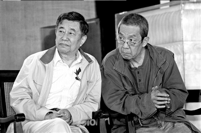林兆华（右）和舒乙出席发布会。本报记者吴平摄 