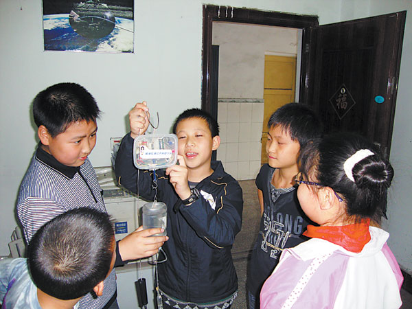 重庆小学生发明输液报警器 弹簧秤改装(图)