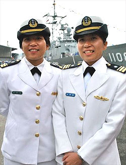 台海军停靠基隆 双胞胎少校姐妹花受瞩目(图)