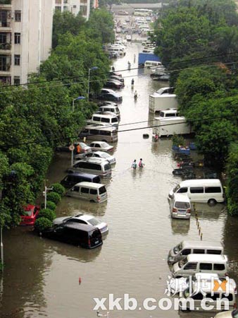 广州3成干道大瘫痪 水漫隧道列车晚点最长6小