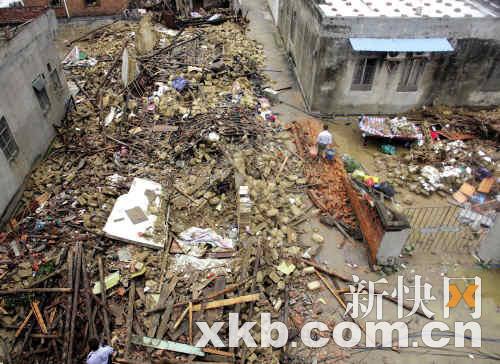 白云区龙归镇永兴村多处居民房遭暴雨袭击坍塌。