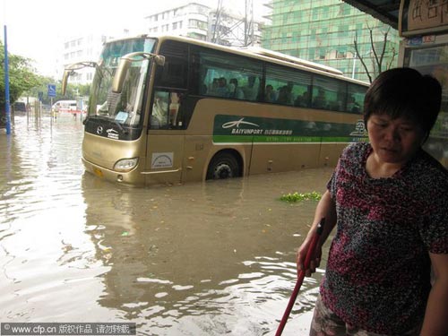组图:广州遭受特大暴雨侵袭 重演水浸街