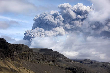 5月7日,冰岛埃亚菲亚德拉冰盖火山再次剧烈喷发,腾起灰黑色蘑菇云.
