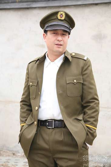 张嘉译饰国民党审讯员“杜盛奎”