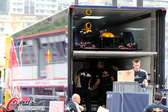 图文:F1摩纳哥大奖赛赛前 红牛卡车的秘密