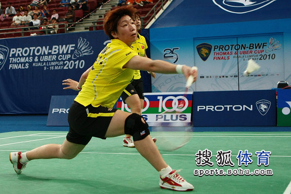 图文:马晋/王晓理2-0取完胜 跨步正手回球