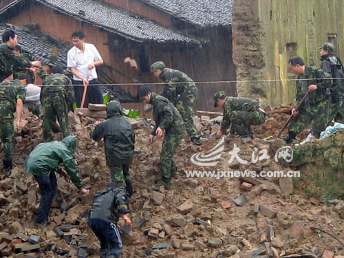 江西定南洪水冲垮土屋 留守儿童老人遭灭顶之灾