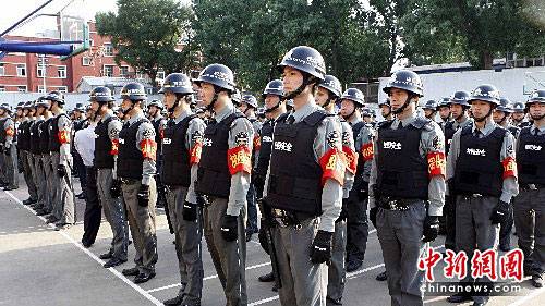 图:北京校园保安正式上岗