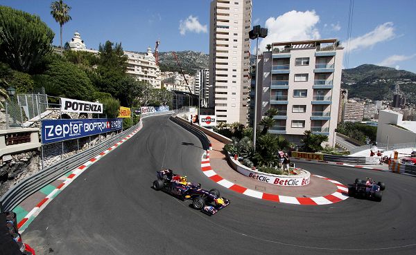 图文:F1摩纳哥站第一次练习 韦伯行驶在街道上
