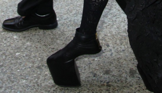 LadyGaga全黑造型亮相鞋子高跟前置极具挑战