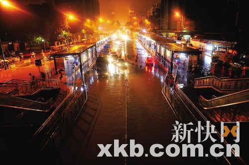 师大暨大站被水淹，BRT车道和**车道均双向中断通行。