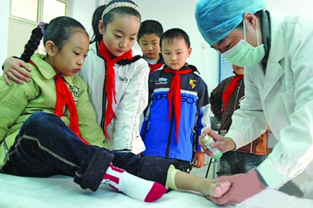 山东济宁中小学校医缺乏 6000多人只配一名医