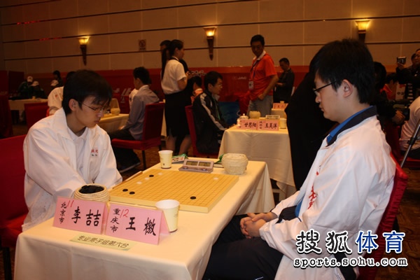 图文:体育大会围棋比赛开赛 王檄李喆强强对话