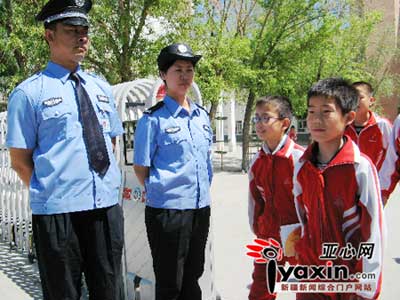 新疆奎屯市首批72名保安学校幼儿园上岗(组图