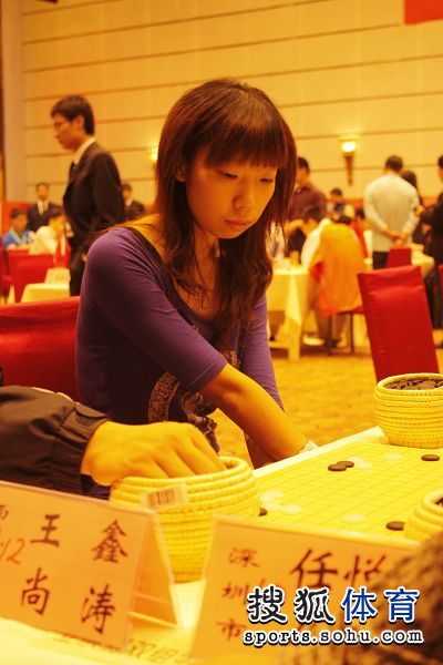 图文:体育大会围棋赛次轮 西藏队的美女王鑫