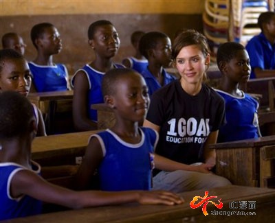 杰西卡・阿尔巴在非洲倡导“1GOAL”全球行动