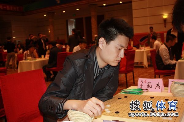 图文:体育大会围棋古力夺冠 孔杰倾身凝视棋盘