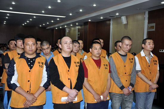 淮南特大涉黑团伙受审 15名成员被指控12项罪