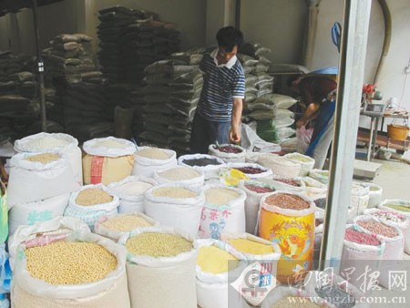 南宁市五一路粮油批发市场豆类货源充足,一家铺面内的豆类存货不少.