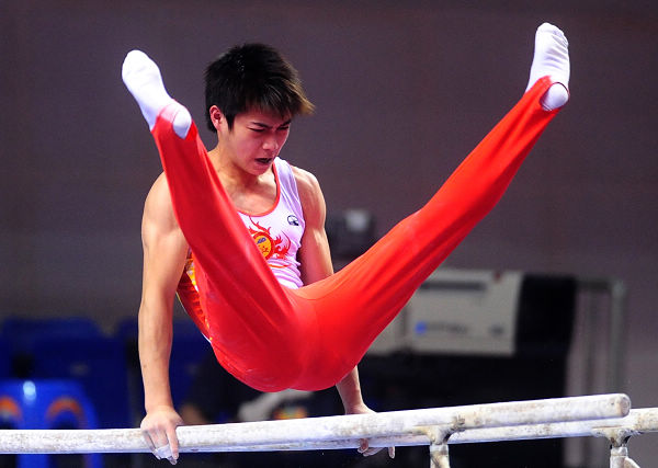 图文:2010全国体操冠军赛 浙江队王泽在双杠赛-搜狐体育