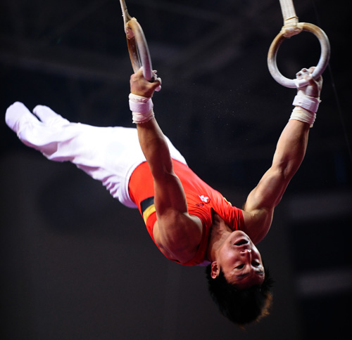 图文2010全国体操冠军赛香港选手石伟雄吊环