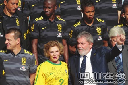 巴西总统卢拉与夫人接见即将出征的巴西队 CFP供图