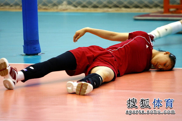 图文:中国女排赛前训练 李娟放松肌肉