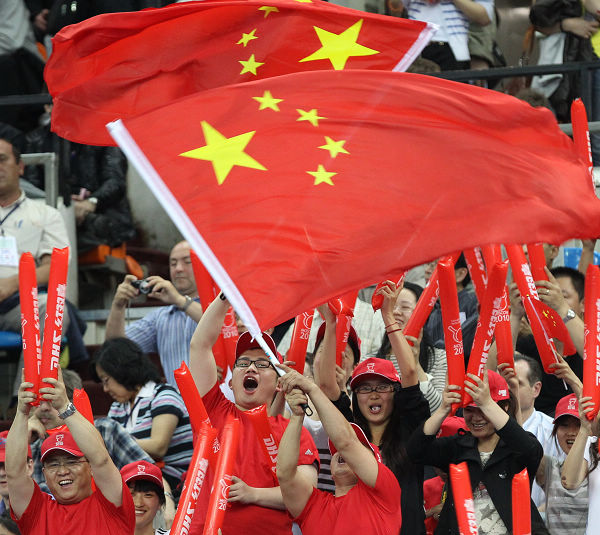 组图:吴敬平看台指挥球迷 高喊"中国,必胜"