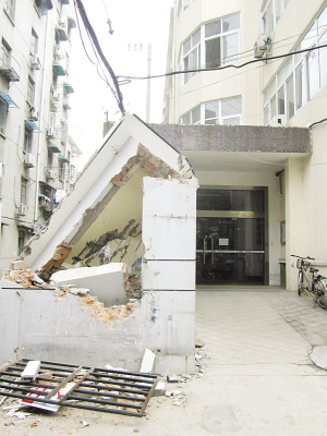 南京一小区门卫室凌晨被铲平 居民敲锅示警
