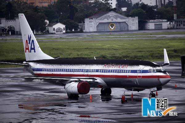 5月28日，一架落满火山灰的飞机停在危地马拉首都危地马拉城的国际机场。新华社/路透 