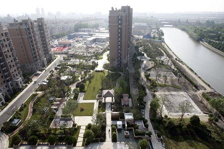 5月30日，莲花河畔景苑小区，去年发生倒覆事故的地方，已经被改造成了小区的花园。 赵昀 图