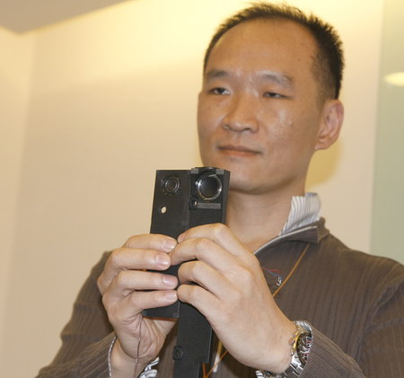 华硕技术总监黄赖熙先生在对比NX90（右）和其他笔记本电脑的扬声器