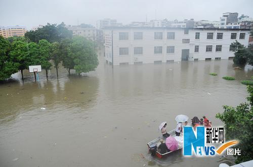 6月1日,广西来宾市实验中学被大水围困.新华社发(卢哲 摄)图片