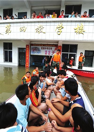 广西强降雨逾117万人受灾上千学生被大水围困